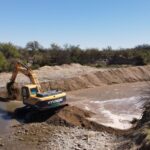 Continúan con las obras de reencauzamiento y defensas en el río Conlara