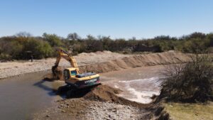 Continúan con las obras de reencauzamiento y defensas en el río Conlara