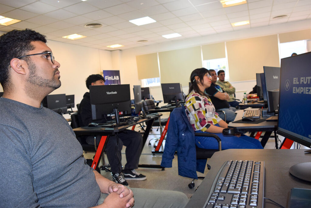 Los alumnos de la ULP cruzaron experiencias en el nuevo Laboratorio de Finanzas