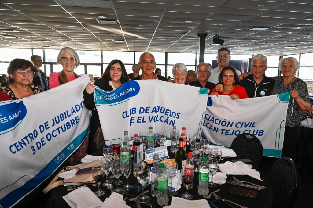 Poggi compartió un almuerzo por el ‘Día del Jubilado’ con adultos mayores de toda la provincia