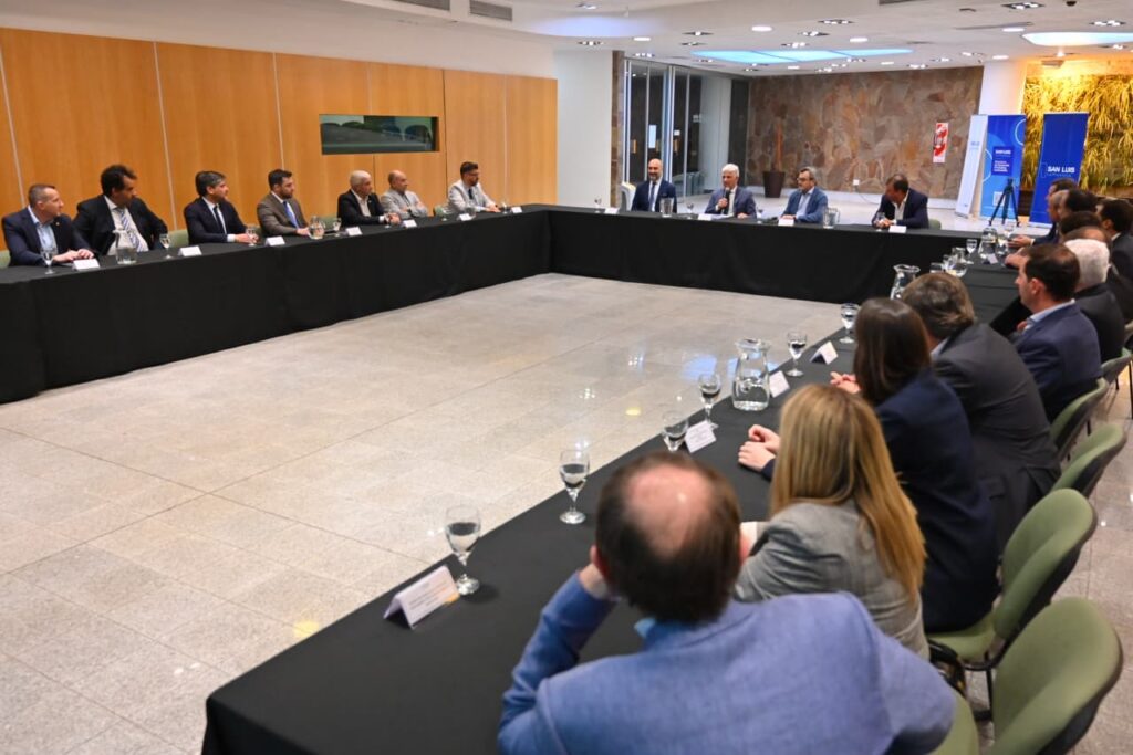 El Gobernador mantuvo una reunión de trabajo con representantes de la Unión Industrial Argentina