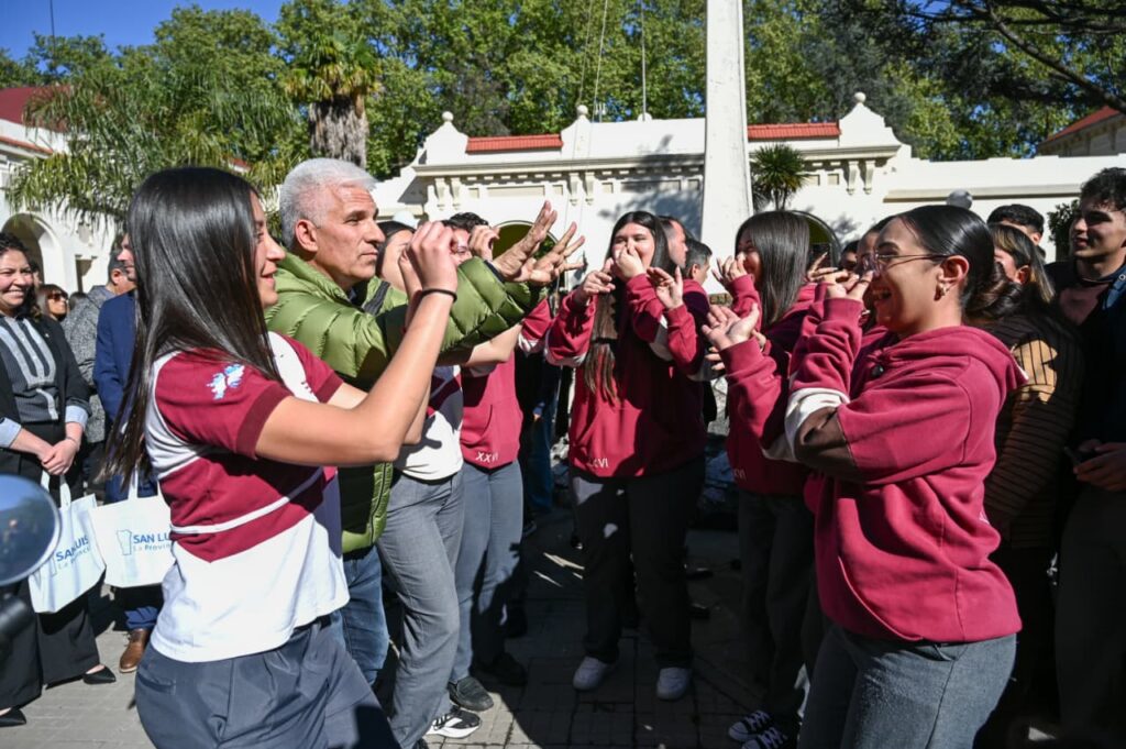 Poggi anunció la construcción de un polideportivo cubierto para la Escuela N°2 ‘Juan E. Pedernera’