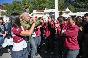 Poggi anunció la construcción de un polideportivo cubierto para la Escuela N°2 ‘Juan E. Pedernera’