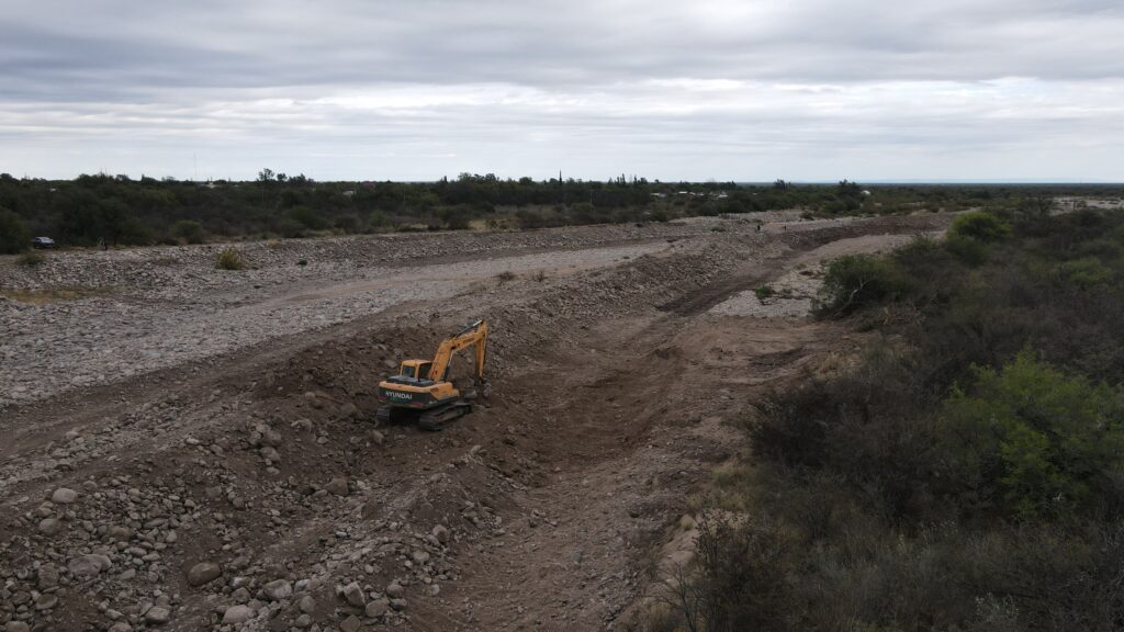 Intensifican las tareas de reencauzamiento sobre el río Luján