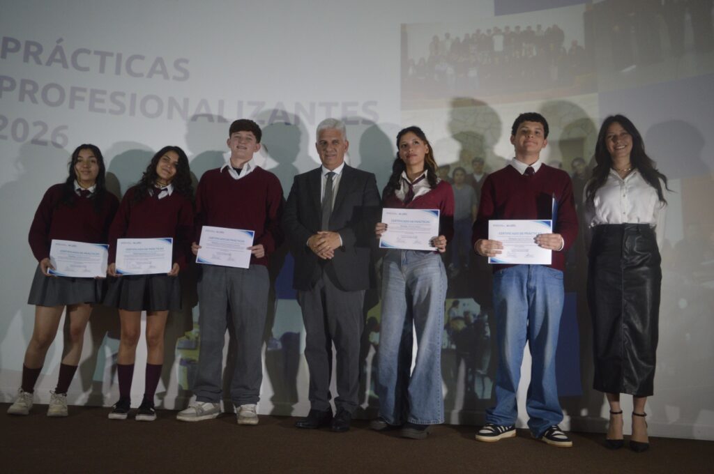 Estudiantes de El Volcán se emocionaron al recibir los certificados por sus prácticas