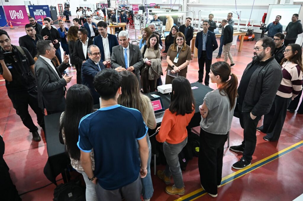 El Gobernador acompañó a referentes internacionales de la educación en un recorrido por la UPrO