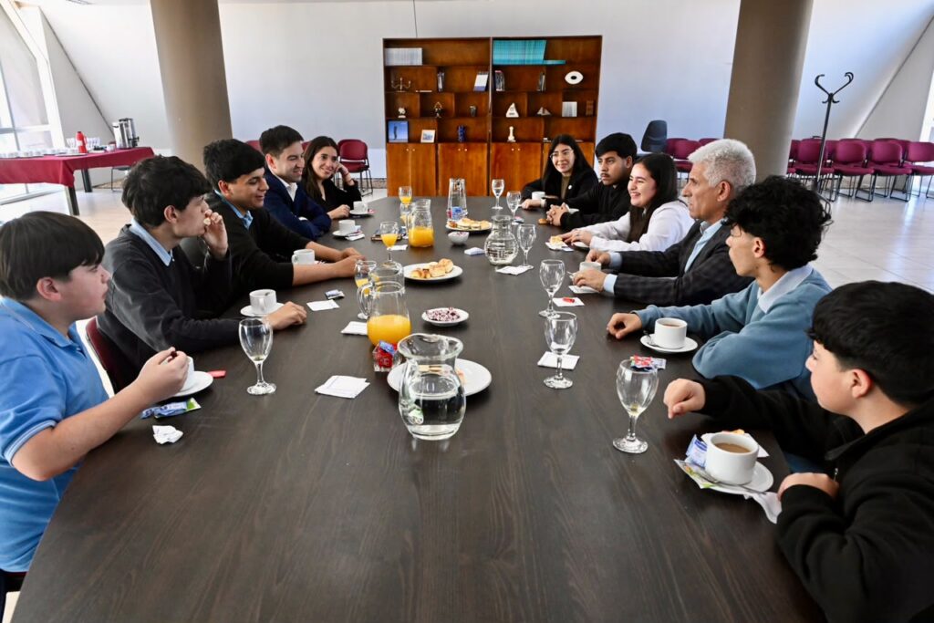 Poggi recibió a chicos del primer centro de estudiantes de la Escuela Técnica Nº19 de Villa Mercedes